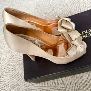 Badgley Mischka Ivory Satin Bow Detail Platofrom Peep Toe Heels 5.5M circa 2014